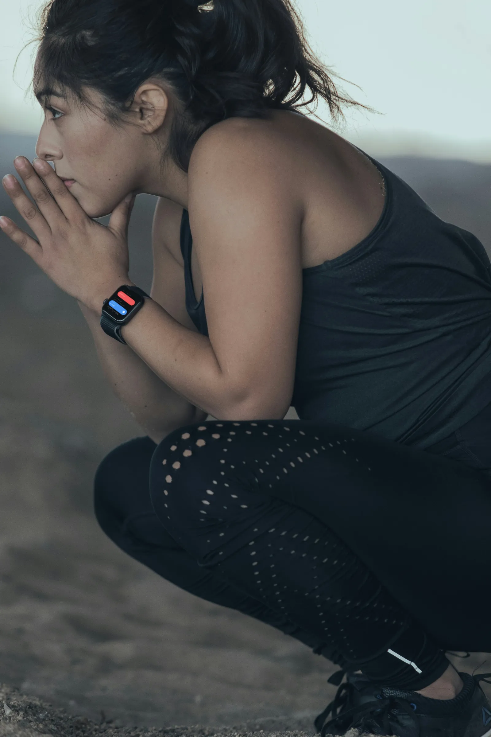 امرأة ترتاح في وضع القرفصاء وPushanova على Apple Watch